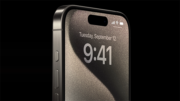 Cạnh viền trái trên iPhone 15 Pro cho thấy độ cong và chuyển sang loại nút bấm Action Button